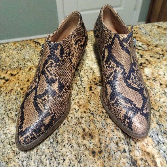 Women's Chelsea & Violet Booties Size 6M Beige & Black Faux Snake Skin Print - Picture 2 of 12